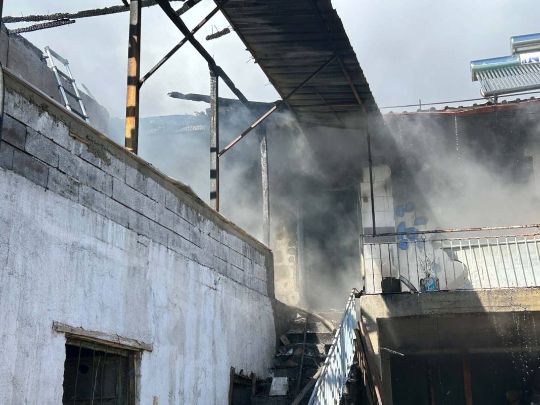 Evde yangın çıktı, içeri giren ekipler yaşlı kadını ölü buldu 4